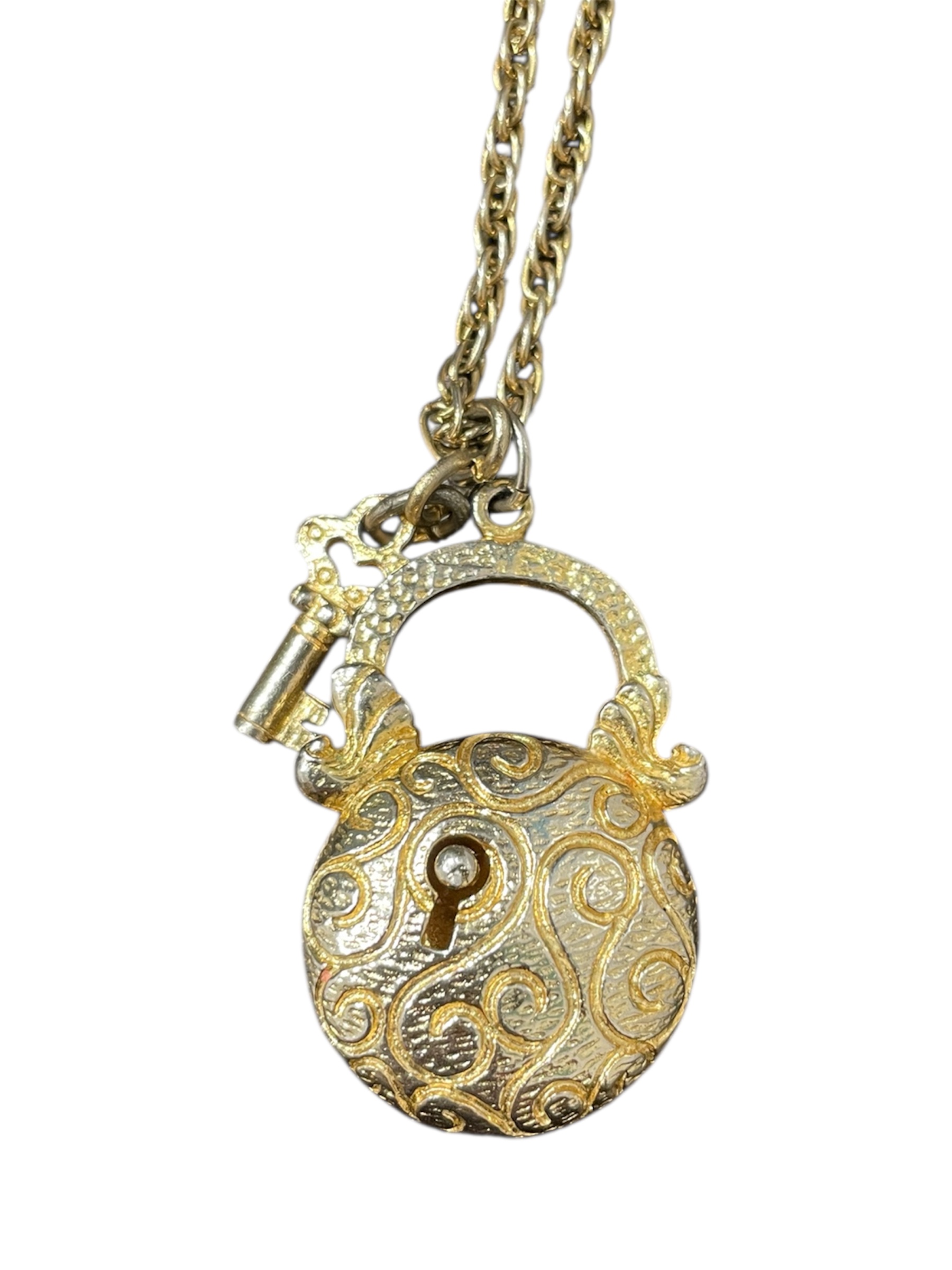 アンティーク調のパドロック（南京錠）型ネックレス